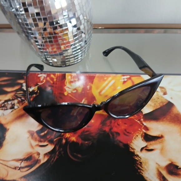 Glamourous Exaggerated Black Cat Eye Sunglasses - Picture 4 of 4